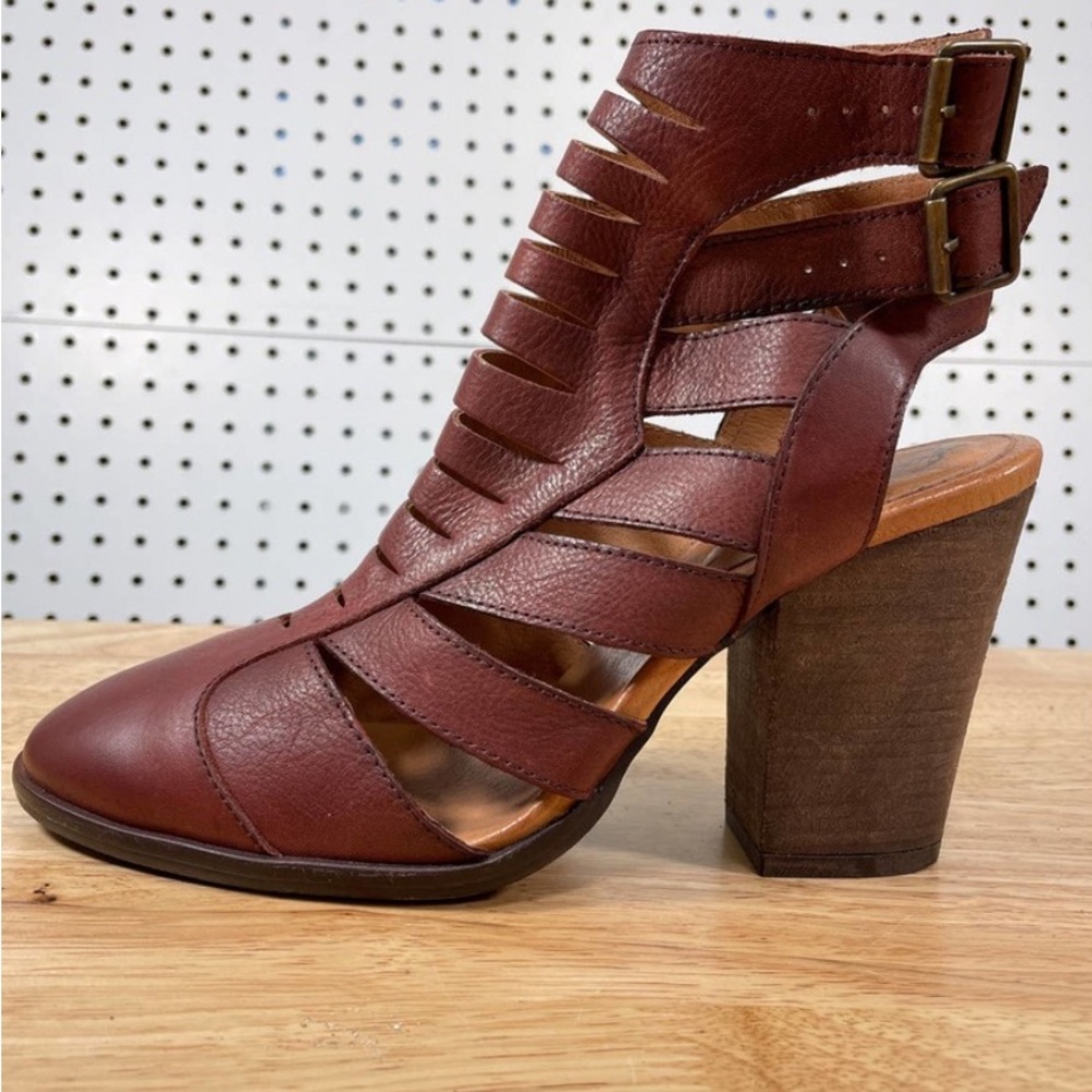 Free People Chic Leather Heeled Bootie Sz 40